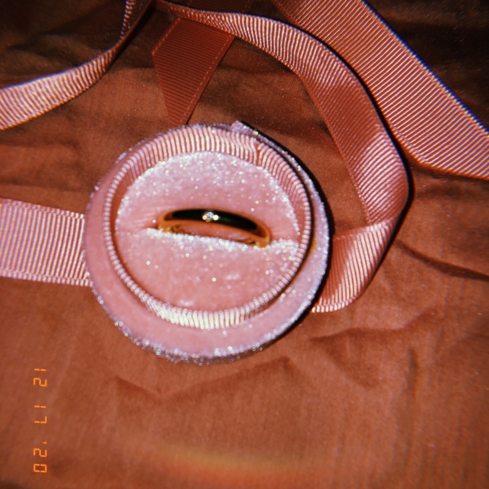 18K Gold Ring w/Diamond